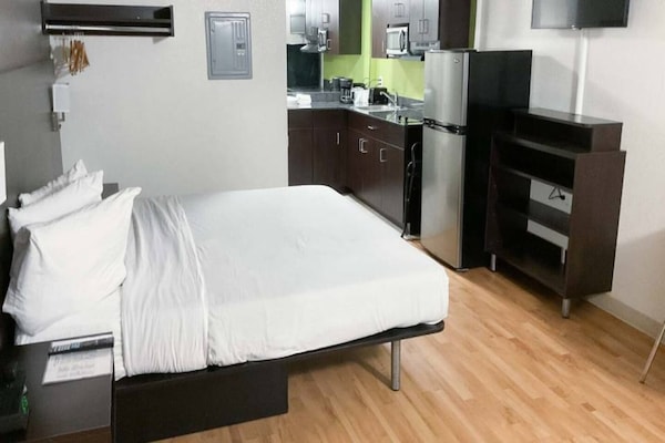 Foto van 1 kingsize bed | Badkuip met mobiele toegang | Keuken - BedRoom
