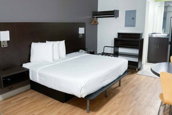 Foto van 1 kingsize bed | Badkuip met mobiele toegang | Keuken - BedRoom