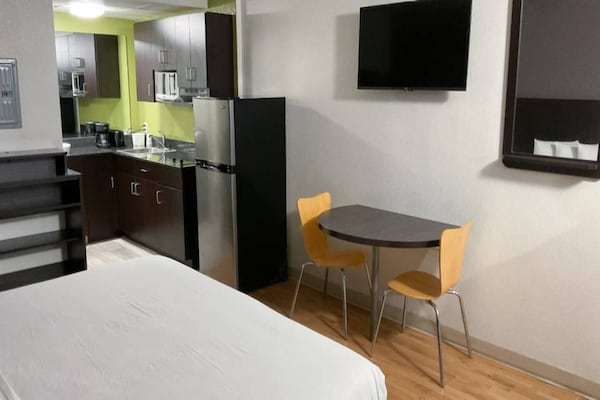 Foto van 1 kingsize bed | Badkuip met mobiele toegang | Keuken - Facilities