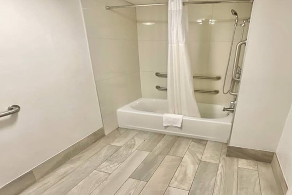 Foto van 1 kingsize bed | Badkuip met mobiele toegang | Keuken - Facilities