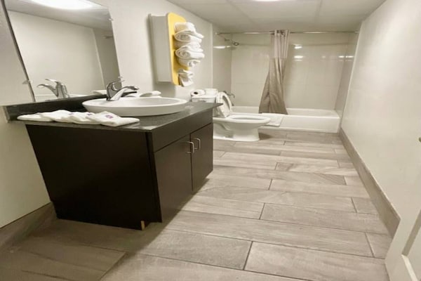 Foto van 1 kingsize bed | Badkuip met mobiele toegang | Keuken - Facilities