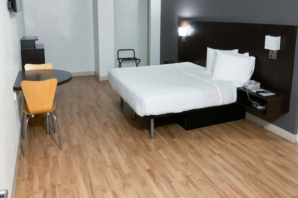 Foto van 1 kingsize bed | Badkuip met mobiele toegang | Keuken - BedRoom