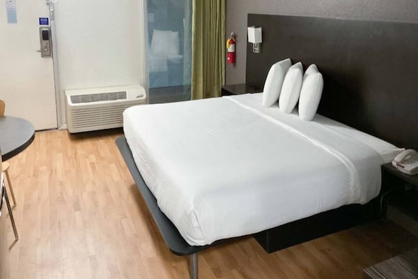 Foto van 1 kingsize bed | Badkuip met mobiele toegang | Keuken - BedRoom