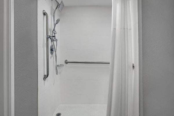 Foto van 1 kingsize bed | NSMK | Minikoelkast - Vakantiehuis in Monahans - BathRoom