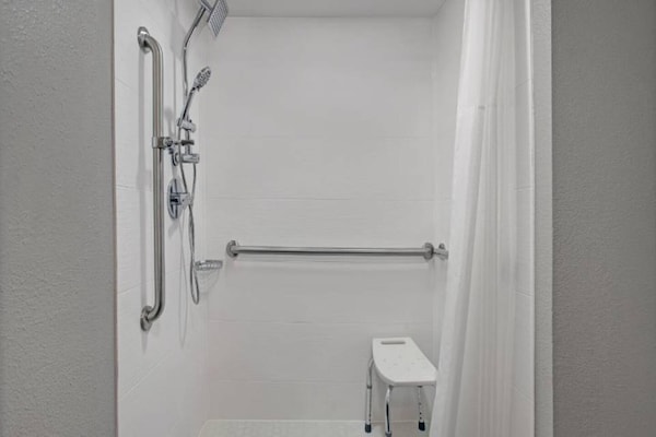 Foto van 1 kingsize bed | NSMK | Minikoelkast - Vakantiehuis in Monahans - BathRoom