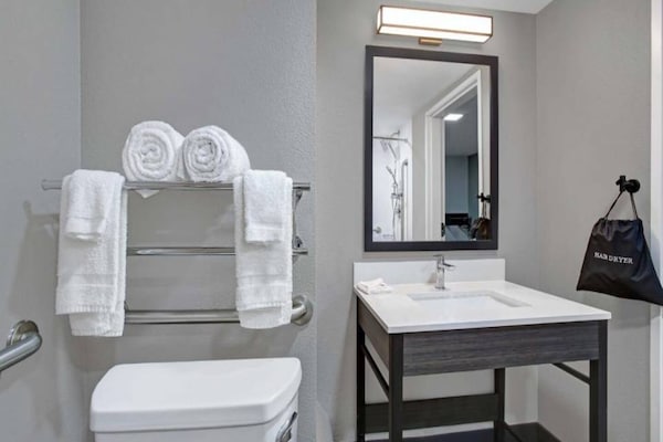 Foto van 1 kingsize bed | NSMK | Minikoelkast - Vakantiehuis in Monahans - BathRoom
