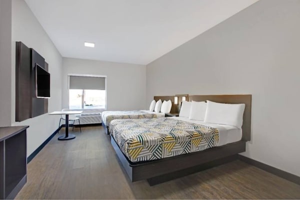 Foto van 1 kingsize bed | NSMK | Minikoelkast - Vakantiehuis in Monahans - Facilities