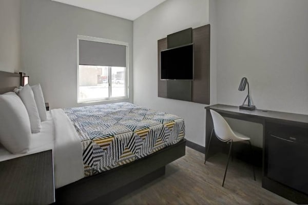 Foto van 1 kingsize bed | NSMK | Minikoelkast - Vakantiehuis in Monahans - BedRoom