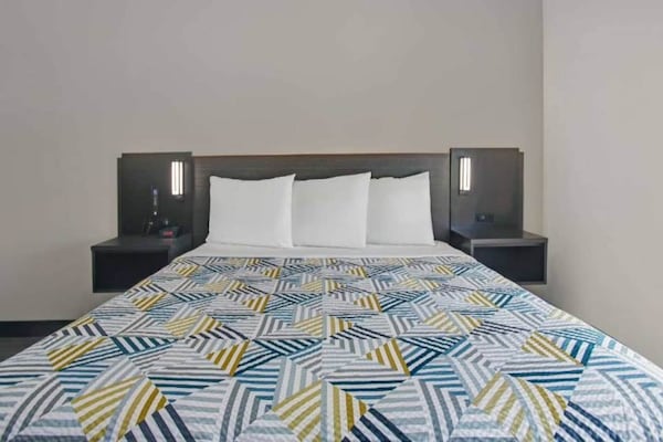 Foto van 1 kingsize bed | NSMK | Keuken, Douche - Vakantiehuis in Monahans - BedRoom