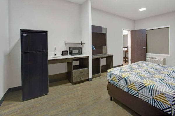 Foto van 1 kingsize bed | NSMK | Keuken, Douche - Vakantiehuis in Monahans - BedRoom