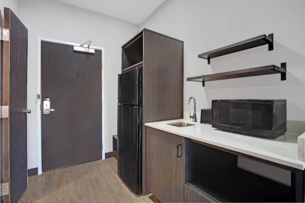 Foto van 1 kingsize bed | NSMK | Keuken, Douche - Vakantiehuis in Monahans - Facilities