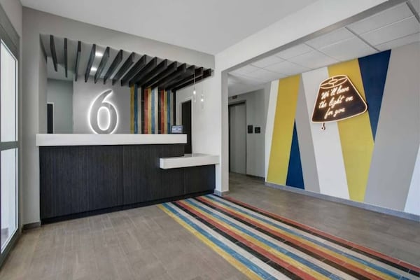 Foto van 1 kingsize bed | NSMK | Keuken, Douche - Vakantiehuis in Monahans - FloorPlan