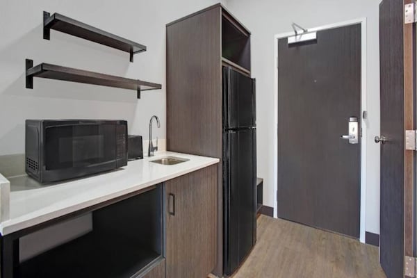 Foto van 1 kingsize bed | NSMK | Keuken, Douche - Vakantiehuis in Monahans - Kitchen
