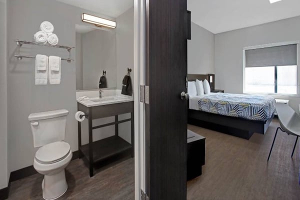 Foto van 1 kingsize bed | NSMK | Keuken, Douche - Vakantiehuis in Monahans - BedRoom
