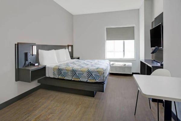 Foto van 1 kingsize bed | NSMK | Keuken, Douche - Vakantiehuis in Monahans - BedRoom