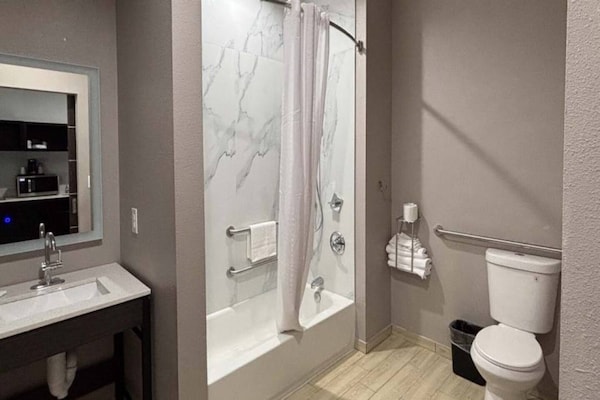 Foto van 1 kingsize bed | Rookvrij, Keuken - Vakantiehuis in Dallas - BathRoom
