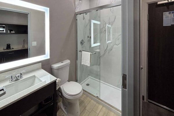 Foto van 1 kingsize bed | Rookvrij, Keuken - Vakantiehuis in Dallas - BathRoom