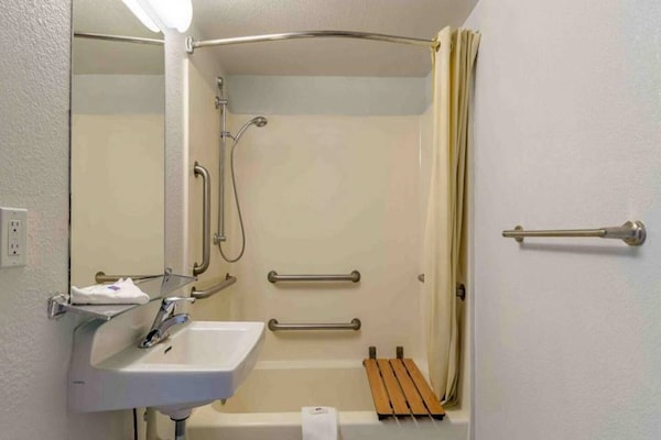 Foto van 1 tweepersoonsbed | Roken toegestaan, Keuken - Vakantiehuis in Hayward - BathRoom