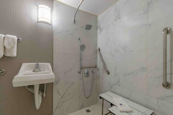 Foto van 1 tweepersoonsbed | Roken toegestaan, Keuken - Vakantiehuis in Hayward - BathRoom