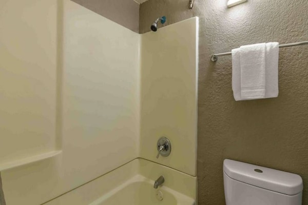 Foto van 1 tweepersoonsbed | Rookvrij, Keuken - Vakantiehuis in Hayward - BathRoom