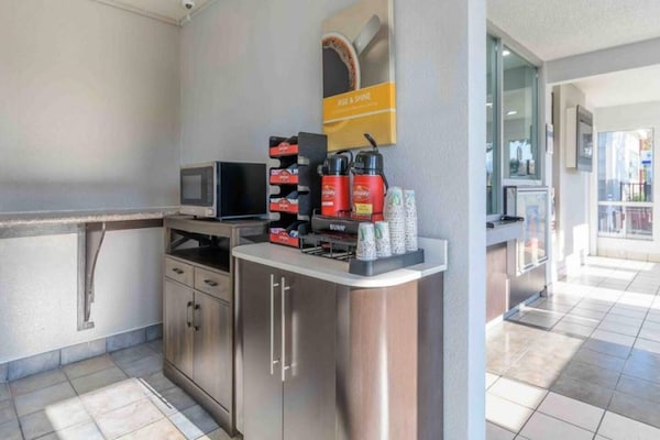 Foto van 1 tweepersoonsbed | Rookvrij, Keuken - Vakantiehuis in Hayward - Facilities