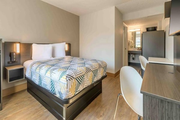 Foto van 1 tweepersoonsbed | Mobiliteit | Douche | Keuken - Vakantiehuis in Hayward - BedRoom