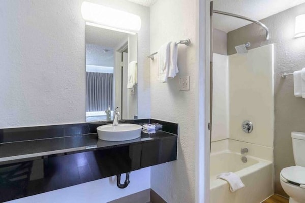 Foto van 1 tweepersoonsbed | Mobiliteit | Douche | Keuken - Vakantiehuis in Hayward - BathRoom