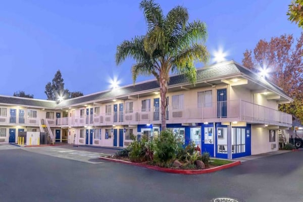 Foto van 1 tweepersoonsbed | Mobiliteit | Douche | Keuken - Vakantiehuis in Hayward - ExteriorSummer
