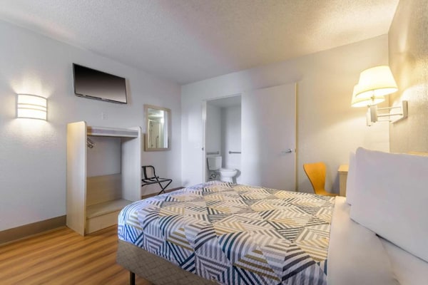Foto van 1 tweepersoonsbed (queensize) | Gerenoveerd, minikoelkast - BedRoom