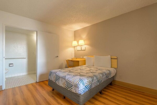 Foto van 1 tweepersoonsbed (queensize) | Gerenoveerd, minikoelkast - BedRoom