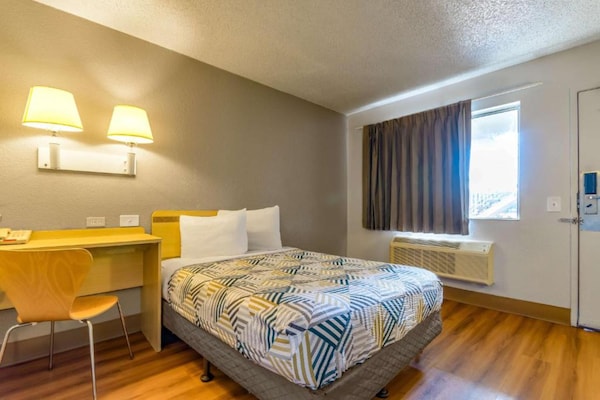 Foto van 1 tweepersoonsbed (queensize) | Gerenoveerd, minikoelkast - BedRoom