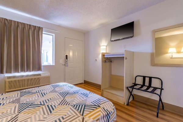 Foto van 1 tweepersoonsbed (queensize) | Gerenoveerd, minikoelkast - BedRoom