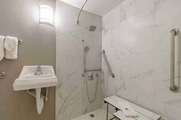 Foto van 1 tweepersoonsbed (queensize) | Gerenoveerd, minikoelkast - BathRoom