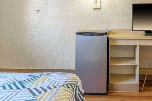 Foto van 1 tweepersoonsbed (Queensize) | Koelkast - Vakantiehuis in Hayward - Facilities