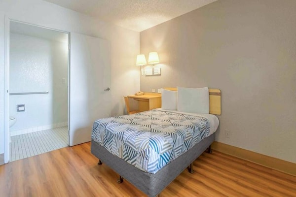 Foto van 1 Queensize Kamer Met Ac - Vakantiehuis in Hayward - BedRoom