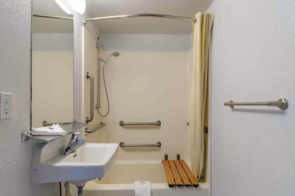 Foto van 1 Queensize Kamer Met Ac - Vakantiehuis in Hayward - BathRoom