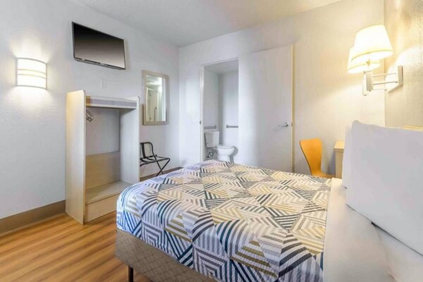 Foto van 1 tweepersoonsbed | Douche (conform ADA/RI-richtlijnen) - Facilities