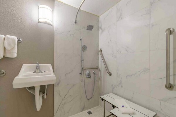 Foto van 1 tweepersoonsbed | Douche (conform ADA/RI-richtlijnen) - BathRoom