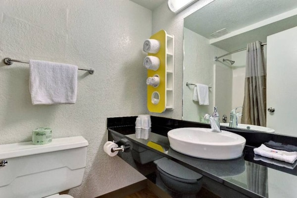Foto van 1 kingsize bed | Redwood City - Vakantiehuis in Belmont - BedRoom