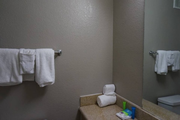 Foto van 1 kingsize bed | Redwood City - Vakantiehuis in Belmont - BathRoom