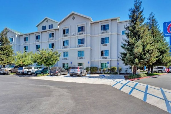 Foto van 1 kingsize bed | Redwood City - Vakantiehuis in Belmont - Facilities