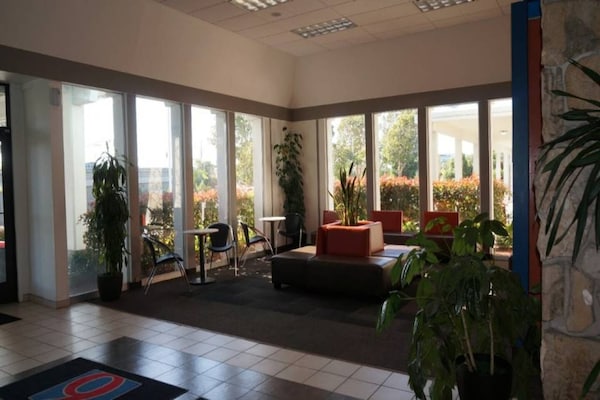 Foto van 1 kingsize bed | Redwood City - Vakantiehuis in Belmont - FloorPlan