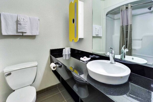 Foto van Queensize bed | Mobiliteitstoegang | NSMK | Minikoelkast - BathRoom