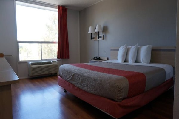 Foto van 1 kingsize bed | Rookvrij, minikoelkast - Vakantiehuis in Belmont - BedRoom