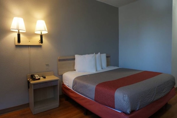 Foto van 1 kingsize bed | Rookvrij, minikoelkast - Vakantiehuis in Belmont - BedRoom