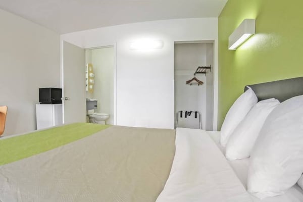 Foto van 1 tweepersoonsbed (queensize) | Niet-roken, koelkast (Micfridge) - BedRoom