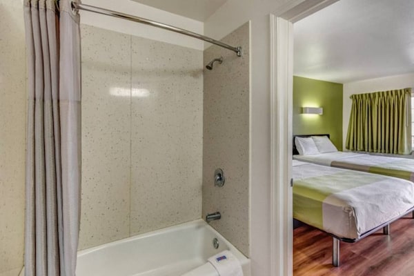 Foto van 1 tweepersoonsbed (queensize) | Niet-roken, koelkast (Micfridge) - BedRoom