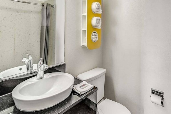 Foto van 1 tweepersoonsbed (queensize) | Niet-roken, koelkast (Micfridge) - BathRoom