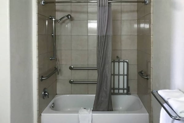 Foto van 1 kingsize bed | Roken toegestaan, koelkast aanwezig - Facilities