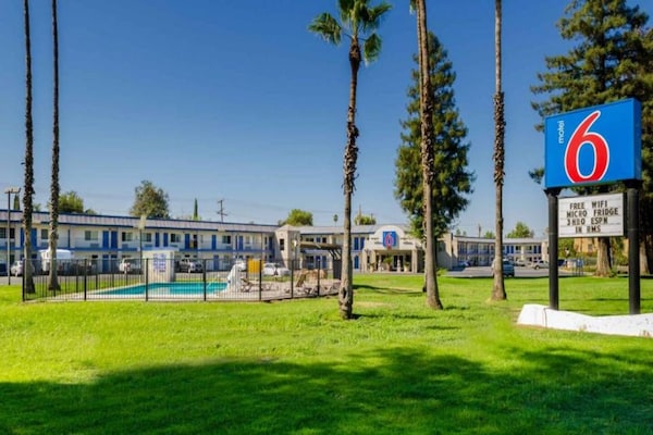 Foto van 1 kingsize bed | Rookvrij, koelkast - Vakantiehuis in Visalia - Facilities